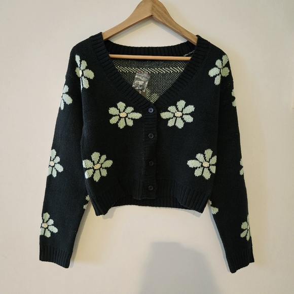 Bluenotes Sweaters - BNWT Bluenotes Dark Green Floral Cardigan XS